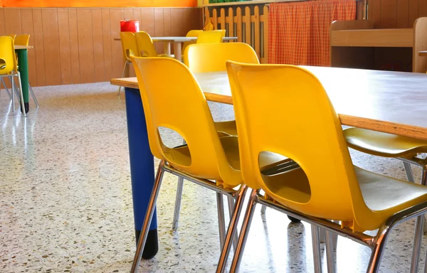 Aula de un jardín de infantes con sillas pequeñas —  Fotos de Stock
