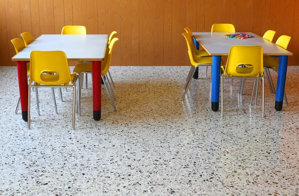 Stühle und Tische im Klassenzimmer eines Kindergartens — Stockfoto
