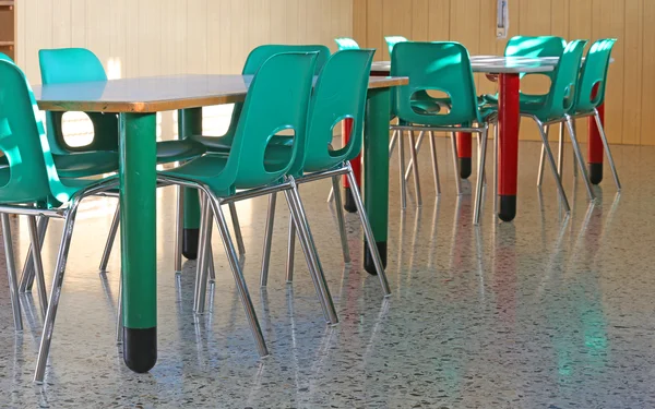 Liten skola skrivbord med gula stolar i en förskola — Stockfoto