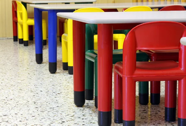 Tafels en stoelen in de refter van de kwekerij — Stockfoto