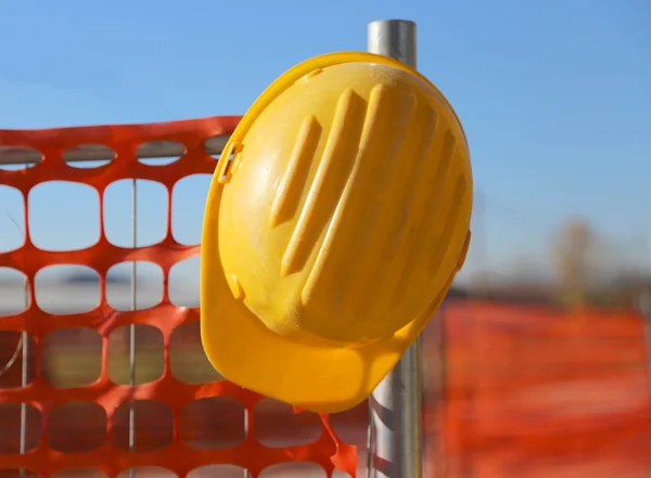 Chapeau dur sur le chantier de construction de la route pendant les travaux routiers et un s — Photo