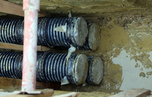 聚乙烯管道在基坑开挖中的安装 — 图库照片
