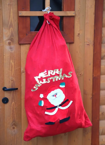 Röd säck av gåvor jultomten för barn vid jul — Stockfoto