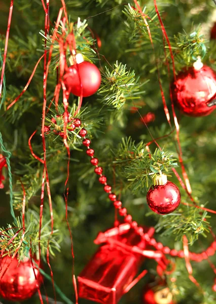 Boules de verre rouge décorer un arbre de Noël — Photo