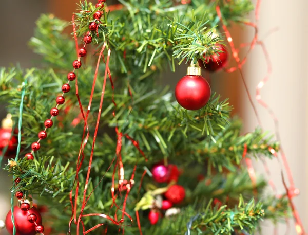 Ljusa röda glaskulor dekorera en julgran — Stockfoto