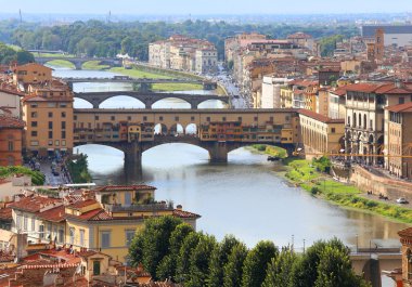 Floransa İtalya ve Ponte Vecchio Arno Nehri üzerinde köprüler