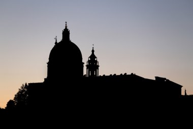 Superga Cathedral yanında Torino şehir silüeti