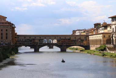 Antik denilen Floransa'daki Ponte Vecchio Köprüsü