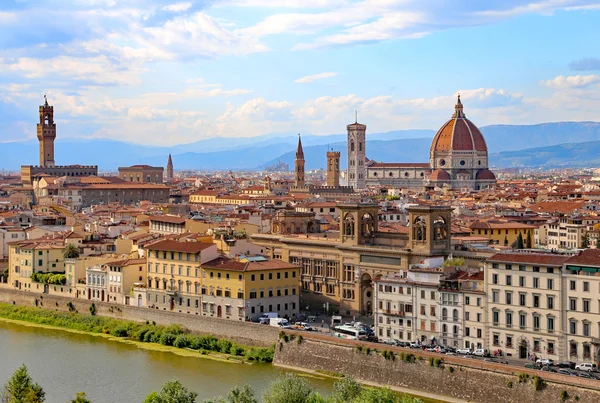 Panorama da cidade de FLORENCE na Itália com a cúpula — Fotografia de Stock