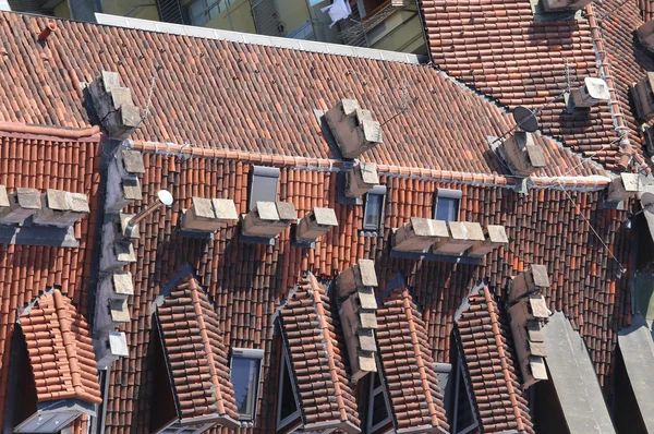 Пташиного польоту червоні дахи будинок у європейське місто — стокове фото
