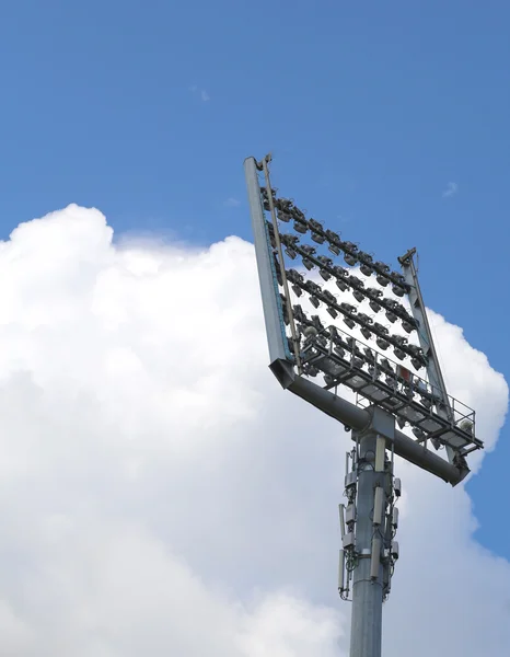 Gigantische toren vuurtoren met lichte projectoren — Stockfoto