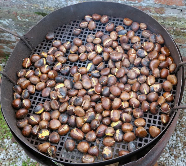 Chestnuts roasted from a street vendor on the road in winter — Stock Fotó