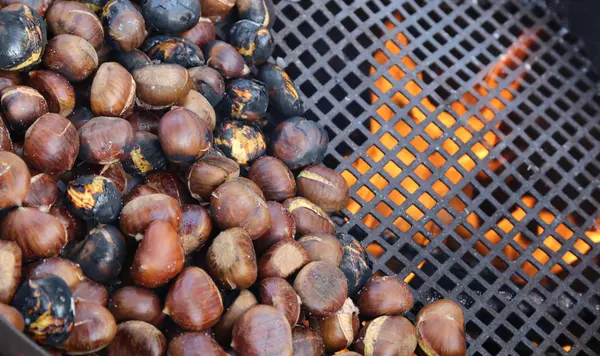Chestnuts roasted on the fire from a street vendor on the road i — Zdjęcie stockowe