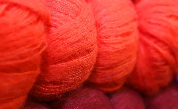 Красные мягкие шарики из цветной шерсти — стоковое фото