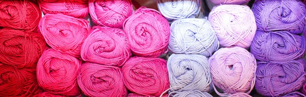 Bolas suaves púrpura de lana de colores — Foto de Stock