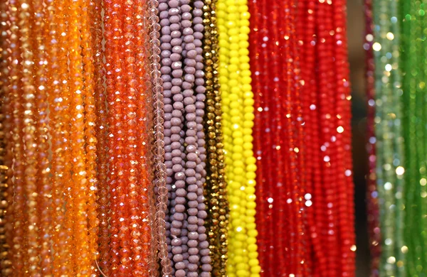 Collares de cuentas para la venta en el mercado de pulgas — Foto de Stock