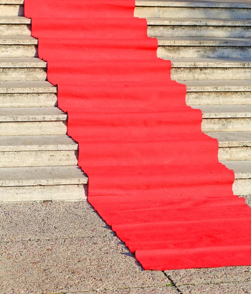 Rode loper voor de catwalk van beroemdheden langs de trap — Stockfoto