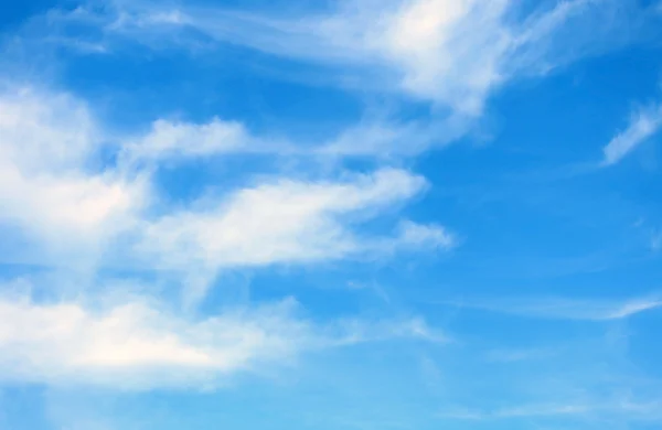 Modrá obloha s několika mraky — Stock fotografie