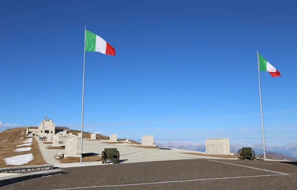 Monte Grappa (Tv) Włochy. 8 grudnia 2015 r. Pomnik wojskowej mo — Zdjęcie stockowe