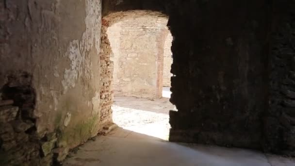 Marcher à l'intérieur de Forte Interrotto de la Première Guerre mondiale 