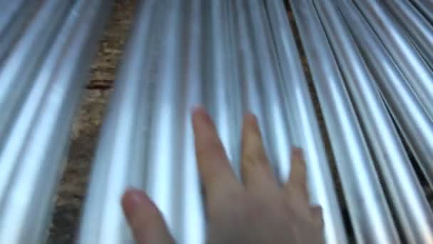 Aluminium tubular bells, gespeeld door een hand — Stockvideo