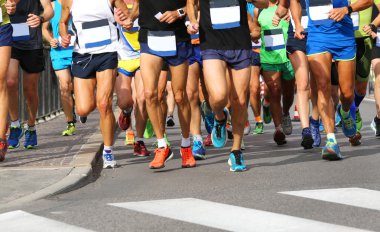 koşucular şehrin sokaklarında maraton sırasında