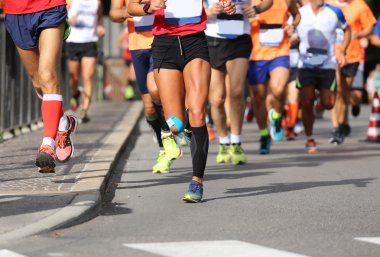 şehirde maraton sırasında birçok koşucu