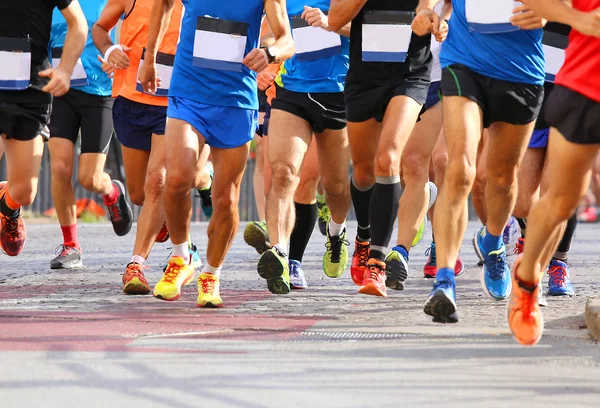 Şehirde maraton çalışırken koşucu — Stok fotoğraf