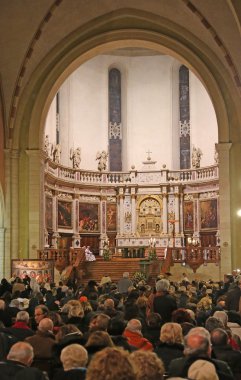 Katedral içinde op için yığın sırasında birçok kulları ile
