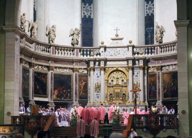 Katedral içinde yığın sırasında birçok kulları ile