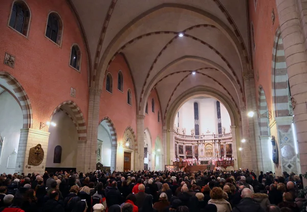 Dentro de la catedral con muchos fieles durante la misa — Foto de Stock