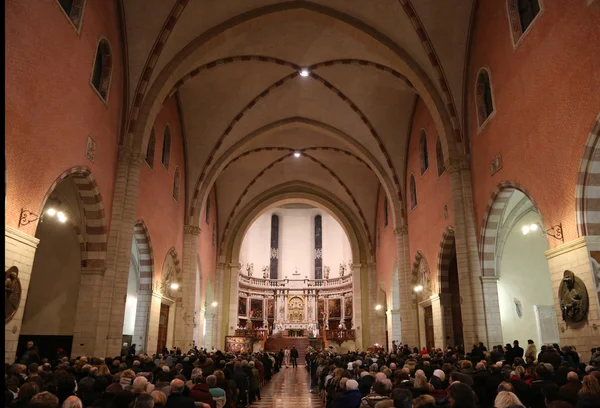 Inne i katedralen med många tillbedjare under massa — Stockfoto