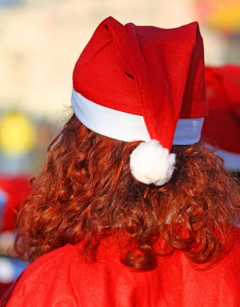 Mujer joven con el pelo largo y rojo con una gorra roja en la cabeza — Foto de Stock