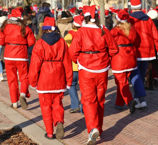 Gente vestida de Santa Claus durante la carrera en la ciudad — Foto de Stock