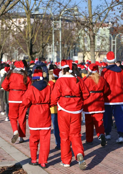 Velen verkleed als Santa Claus tijdens de race in de stad — Stockfoto