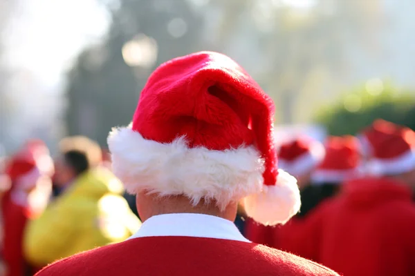 Persona con gorra roja de Santa Claus al aire libre — Foto de Stock