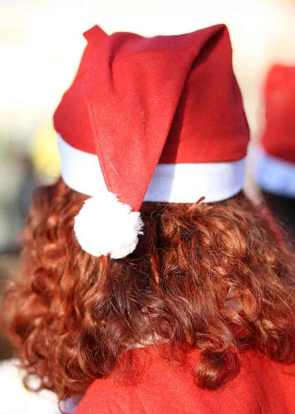 Chica joven con el pelo largo y rojo con una gorra roja y el traje de — Foto de Stock