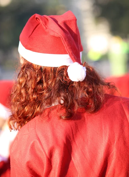 Chica con el pelo largo y rojo con una gorra roja en la cabeza y el traje — Foto de Stock