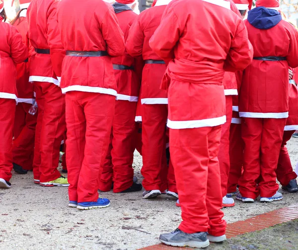 Pantalones rojos de personas vestidas como Santa Claus durante la carrera a pie — Foto de Stock