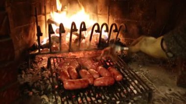 Chef restoranda sosis pişirme sırasında yanmaz eldiven