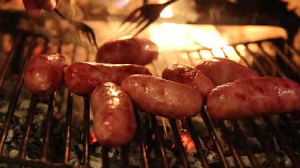 Räucherwürste werden auf dem Grill des Kamins gekocht — Stockvideo