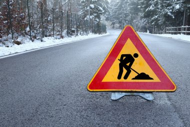 yol işareti yapım aşamasında yol ile çalışan adam