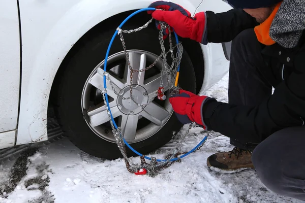 Otomobil tamircisi çeviren kar zincirleri araba tekerlek ben
