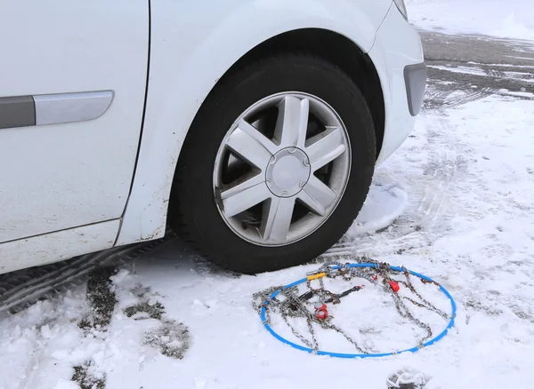 Chaînes à neige dans le pneu de la voiture en hiver — Photo