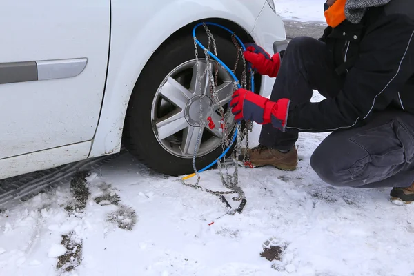 Correntes de neve no pneu de carro no inverno na neve — Fotografia de Stock