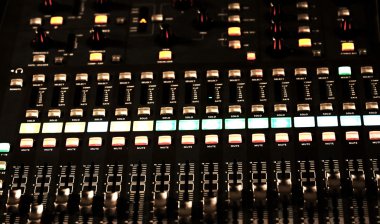 Birçok LED'ler ile karıştırma konsol bir Hifi sistemi