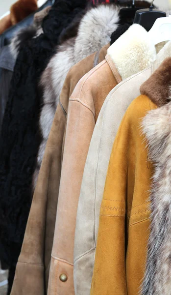 Casacos de inverno casaco de peles pendurado e roupas de segunda mão para sal — Fotografia de Stock