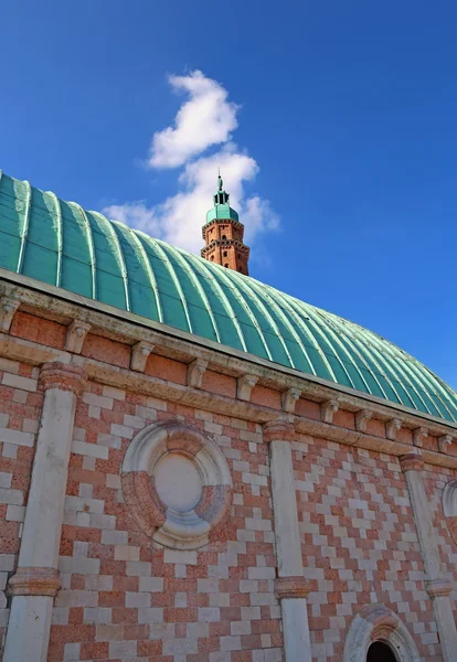 Tower of Basilica Palladiana and copper roof in Vicenza City in — Stock Photo, Image