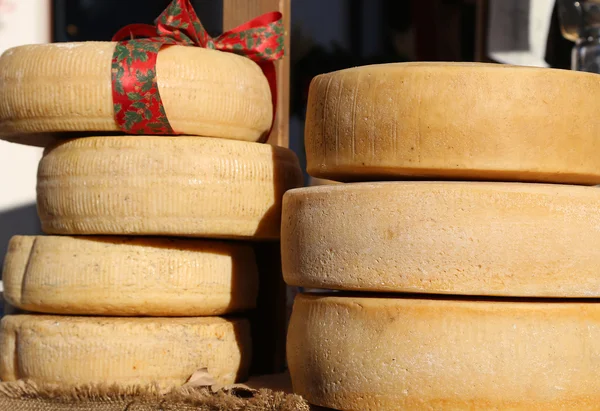 Italian seasoned cheeses on sale in the food market — Stock Photo, Image