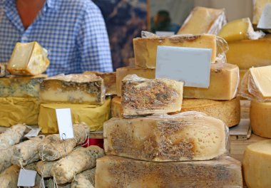 fazla Eski küflü peynir ve terbiyeli piyasada satışa